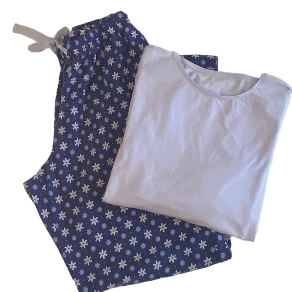 Women’s Lands’ End Medium Snowflake 2 Piece Pajama Set